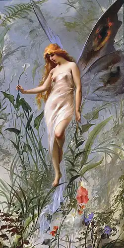 Une fée se tient à la verticale en déployant ses ailes de papillon. Elle semble marcher sur les herbes qui l'entourent.