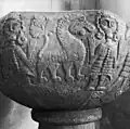 Fonts baptismaux de l'église de Falsterbo, détail des sculptures.