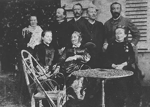 Marie de Saint-Juan entourée de ses neveux et nièces devant le château de Salans (Jura) en 1886.