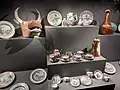 Vitrine consacrée aux porcelaines de la "famille rose".