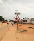 Famille sur la route du marché de Tokpa-Domè.