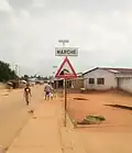 Famille sur la route du marché de Tokpa-Domè.