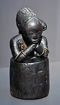 Figure de reliquaire eyema byeri. République gabonaise. Fang XIXe&nbsp;siècle. Bois, anneaux de cuivre, sangles de fer, tissu, os ; H. 19,5&nbsp;cm