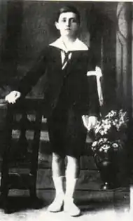Photo de portrait en pied de Juan Manuel Fangio, en 1920, à 9 ans.