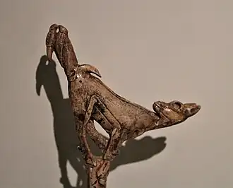 Détail de la sculpture du Faon aux oiseaux.
