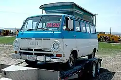 Un Fargo canadien en conversion camping-car sur l'empattement plus long de 108 pouces