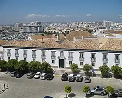 Vieille ville : place centrale et palais épiscopal.
