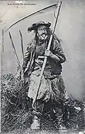 Un faucheur d'ajoncs au Ménez Hom (carte postale Villard, vers 1910).