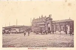 L'ancienne gare, dans les années 1930.La concurrence routière est déjà en place, en témoignent les autocars stationnant sur le parvis.