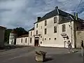 La façade du château et le pigeonnier.