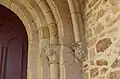 Détail des sculptures du portail de l'église.