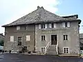 Maison typique de la ville, avec toit en lauzes.
