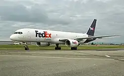 Avion de ligne à réacteurs sur une piste d'atterrissage.