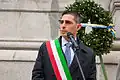 Maire italien portant l'écharpe.