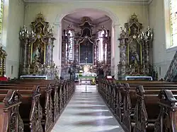 Vue intérieure de la nefvers le chœur.