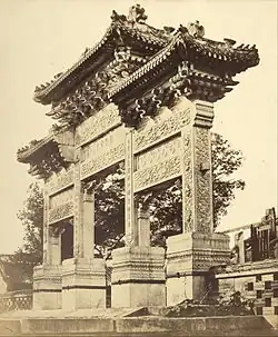 Arche du temple Lama près de Pékin, octobre 1860.