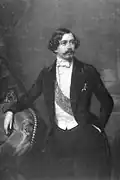 Portrait en noir et blanc d'un homme portant moustache.