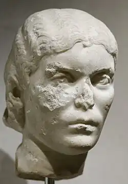 Tête de femme. Marbre, œuvre romaine, milieu du IIIe&nbsp;siècle