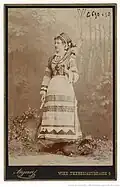 Femme en costume traditionnel croate.