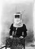 Portrait à mi-corps de la femme de Jules Sylvestre Catherine Collin en tenue d'automobiliste, vers 1910.