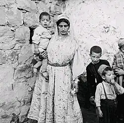 Femme en djebba dans les années 1930.