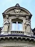 Fenêtre de l'hôtel de Vilgruy donnant sur la place.