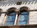 Figeac, hôtel de la Monnaie, XIIIe&nbsp;siècle fenêtres géminées aux arcs brisés ornés d'un double tore