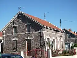 Des habitations groupées par deux.