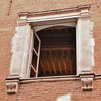 no&nbsp;16 : Fenêtre Renaissance sur rue.
