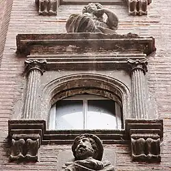 Brucelles : fenêtre (tour).