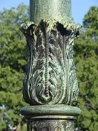 Détail du fût de l'une des colonnes, évoquant la feuille d'acanthe.