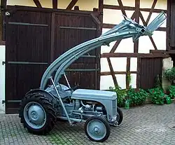Ferguson TEA 20 avec chargeur Ferguson. Sa forme particulière lui a valu en Angleterre son surnom :  "Banana loader" (Chargeur banane)
