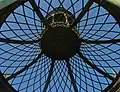 Vue rapprochée de la structure métallique au sommet de la gloriette.