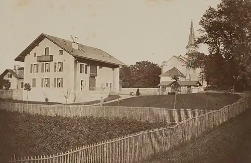 La ferme et l'église au XXe&nbsp;siècle.