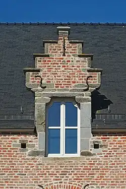 Lucarne à gradins.