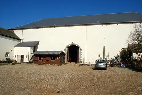 La grange.