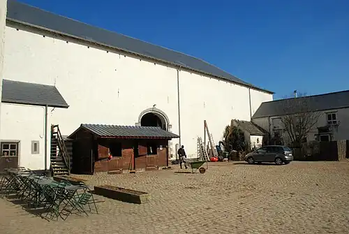 La grange.