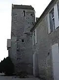 La tourelle qui donne accès à une pièce en hauteur éclairée de trois fenêtres.