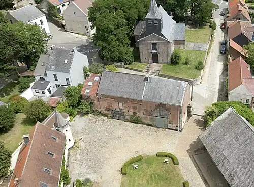 Ferme Saint-Pierre et église Saint-Pierre.