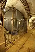 Une des citernes d'eau, dans la caserne, approvisionnée par un puits.