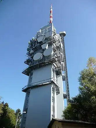 Tour relais du Mont Pèlerin situé dans le canton de Vaud en Suisse et culminant à 1 075 m.