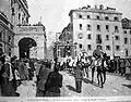Carnevalone di Milano - Il corso del sabato grasso (1893), Arnaldo Ferragu&nbsp;(it), lithographie d'après une photographie tirée de L'Illustrazione Italiana montrant le char défilant sur la Piazza della Scala avant sa démolition au début du XXe&nbsp;siècle.
