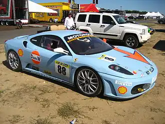 Ferrari F430 d’une couleur bleue ciel surprenante.