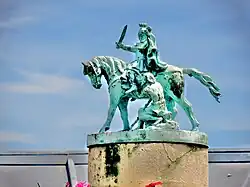 Statuette au-dessus de la fontaine.