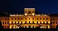 Vue nocturne de la façade du palais