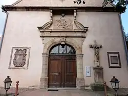 Portail d'entrée néo-Renaissance (1821).