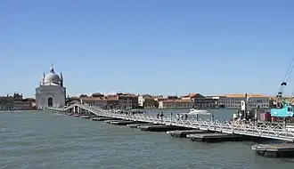 pont mobile reliant Zattere et Rédempteur lors de la fête éponyme