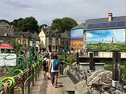 Le Festival Photo La Gacilly attire jusqu'à 350&nbsp;000&nbsp;visiteurs de juin à septembre.