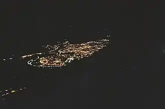Endurance Trail 2021. La ville de Millau éclairée vue depuis le Puncho d'Agast (839&nbsp;m), le dernier sommet avant la descente finale vers Millau. Il est fréquent de terminer de nuit sur l'Endurance Trail.