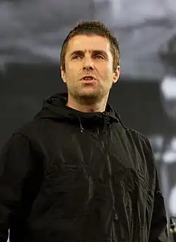 Photo d'un homme portant un blouson à capuche noir.